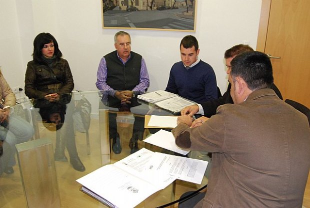 El alcalde se reúne con la junta directiva del Ilustre Cabildo Superior de Procesiones de Totana El alcalde se reúne con la junta directiva del Ilustre Cabildo Superior de Procesiones de Totana