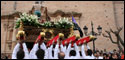<b>Jueves Santo</b><br>Expectaci&oacute;n en el traslado de los tronos a la Parroquia de Santiago 